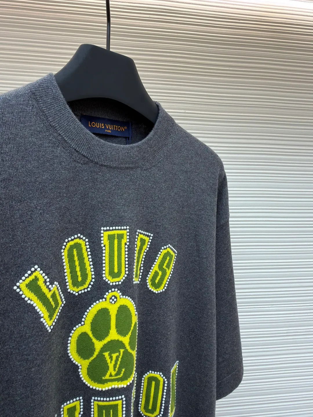 LOUIS VUITTON Cute dog paw print woolen short sleeves ●Original version: Purchased and developed for 10800 ●Item number: 1680942-B05 ●Fabric: combed cotton fabric ●Technology: woolen fabric ●Version: fitted version ●Weight: about 310 grams ●Size: XS-S-M-L ●Description: Made of combed cotton yarn knitted cotton fabric, special high-gram weight pure cotton yarn, it feels heavy when weighed, and the upper body is more textured than ordinary T-shirts. The overall routing is straight and delicate. The fabric is comfortable and soft. The color is consistent and no color difference. It can be matched with the same style to create a fashionable look and control various occasions. Customized accessories, complete with three standards, same style for men and women!